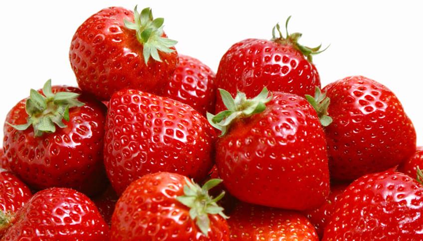 Fragole e gelato, un dessert fresco e naturale Fragole e gelato, un dessert fresco e naturale